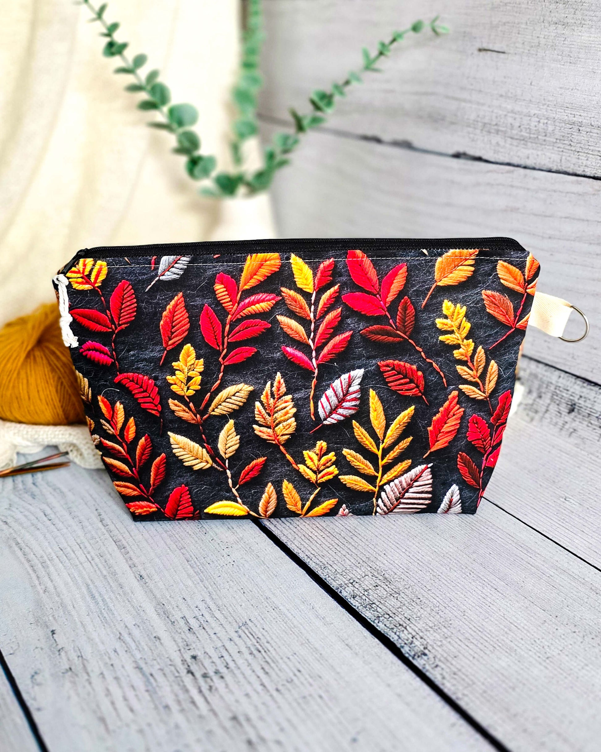 Isvind Bag Autumn Leaves – Projekttasche mit herbstlichem Blätterprint, handgenäht in Bayern von Nadelmikado