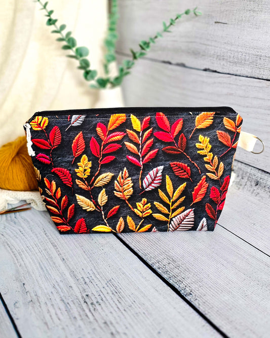 Isvind Bag Autumn Leaves – Projekttasche mit herbstlichem Blätterprint, handgenäht in Bayern von Nadelmikado