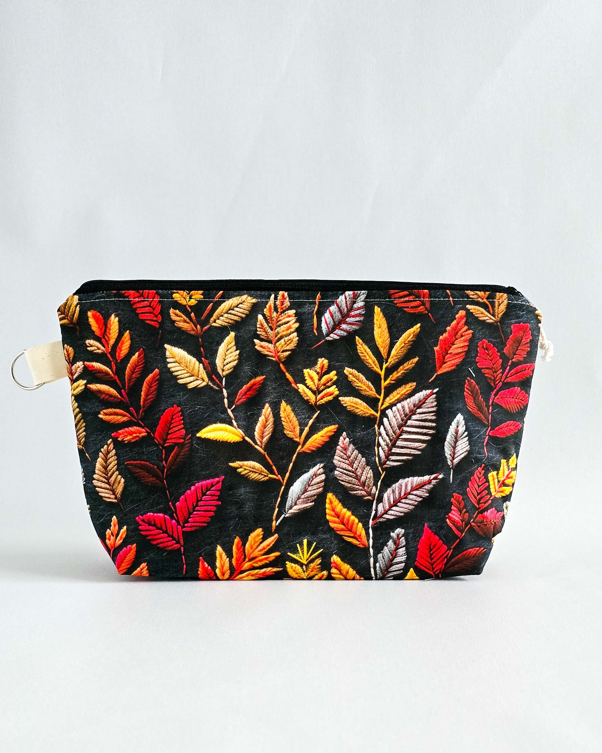 Isvind Bag Autumn Leaves – Projekttasche mit herbstlichem Blätterprint, handgenäht in Bayern von Nadelmikado