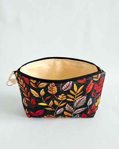 Isvind Bag Autumn Leaves – Projekttasche mit herbstlichem Blätterprint, handgenäht in Bayern von Nadelmikado