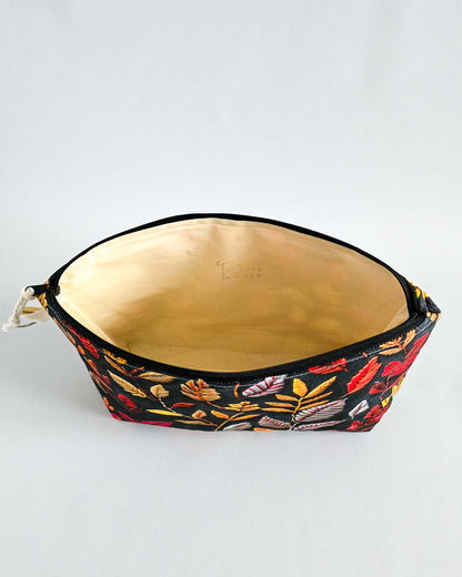 Isvind Bag Autumn Leaves – Projekttasche mit herbstlichem Blätterprint, handgenäht in Bayern von Nadelmikado