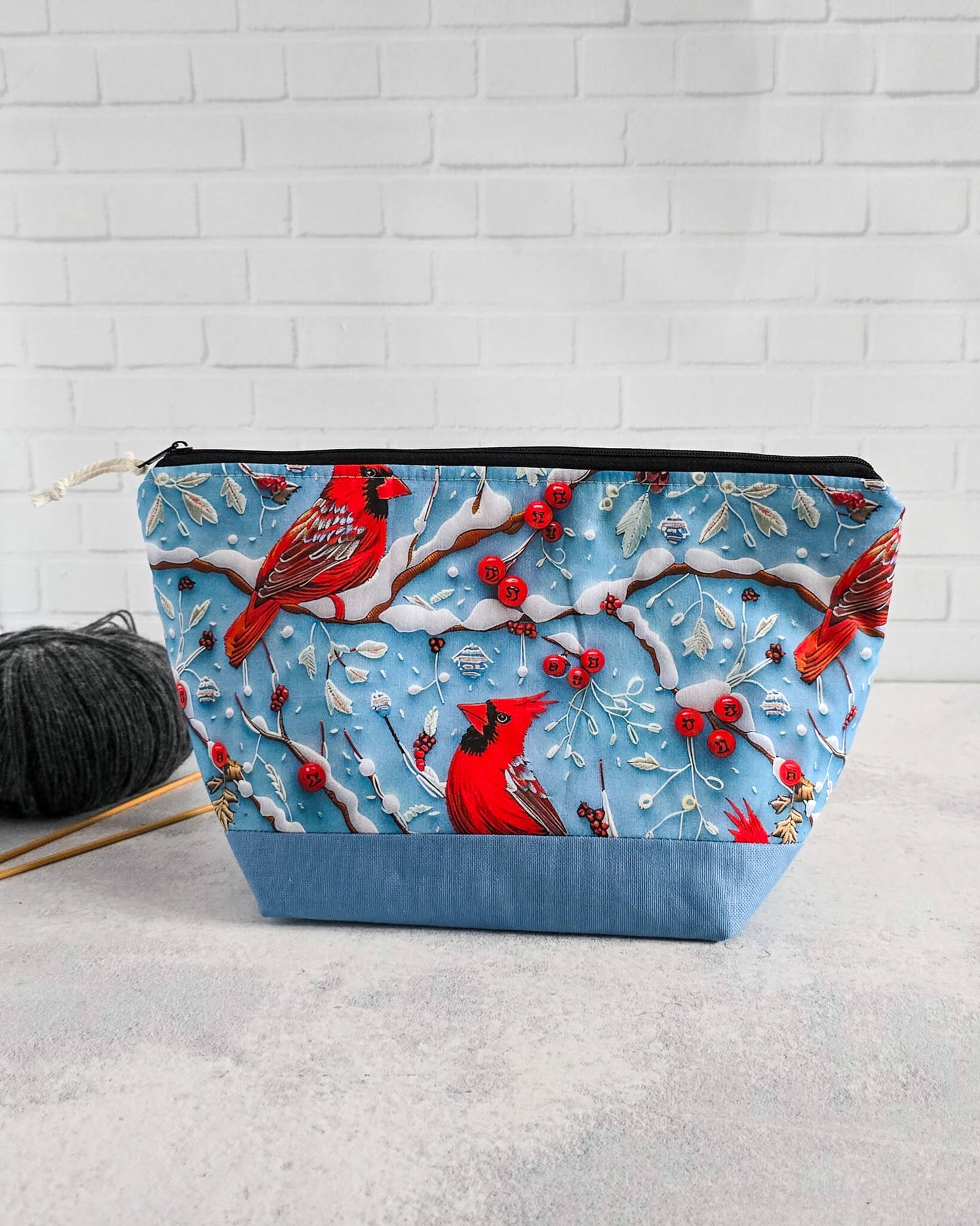 Winterliche Stricktasche mit Beerenmotiv auf blauem Stoff - handgenäht in Bayern von Nadelmikado