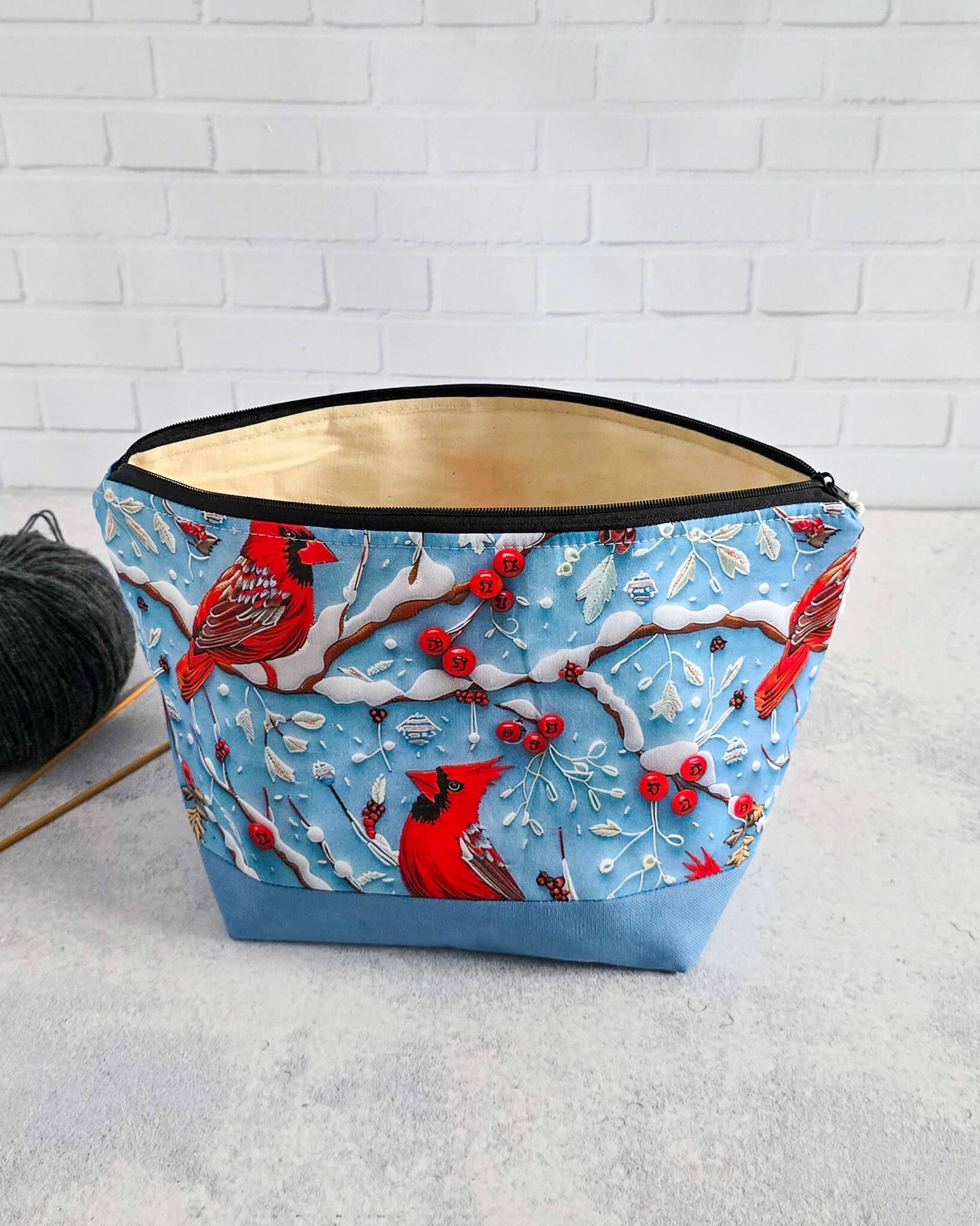 Winterliche Stricktasche mit Beerenmotiv auf blauem Stoff - handgenäht in Bayern von Nadelmikado