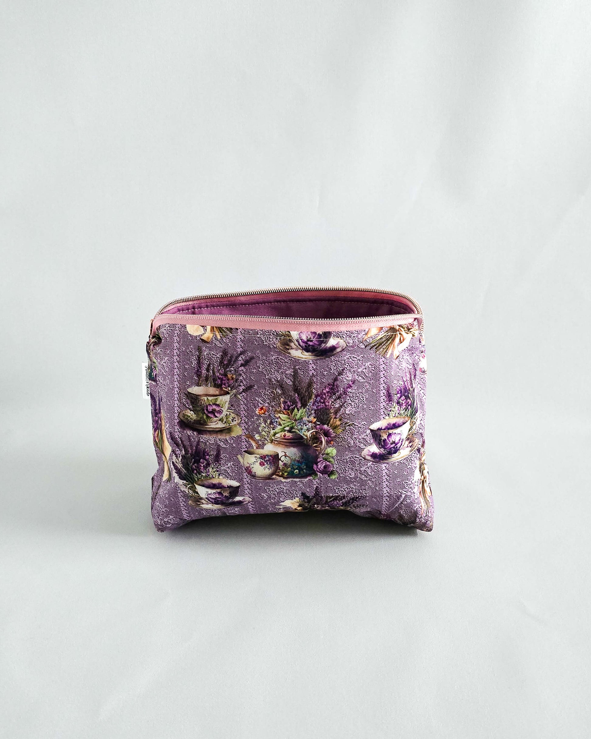 Canvas-Projekttasche mit Lavendel-Teetassen-Innenstoff – Nadelmikado, handgenäht in Bayern