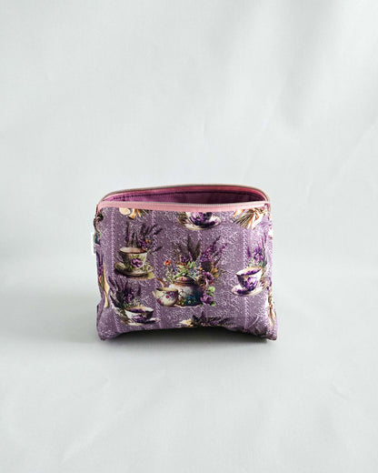 Canvas-Projekttasche mit Lavendel-Teetassen-Innenstoff – Nadelmikado, handgenäht in Bayern