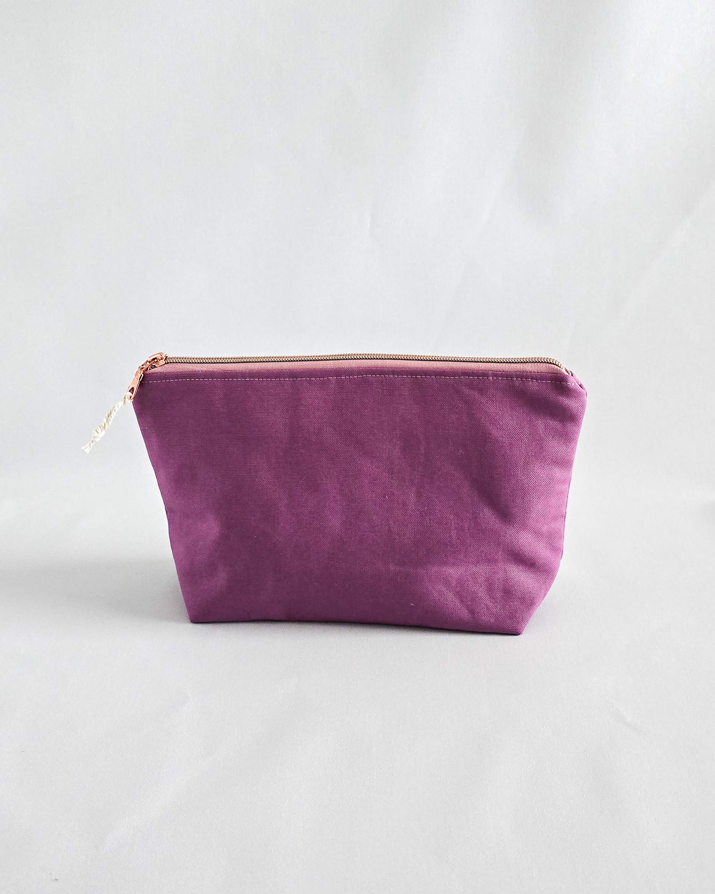 Canvas-Projekttasche mit Lavendel-Teetassen-Innenstoff – Nadelmikado, handgenäht in Bayern