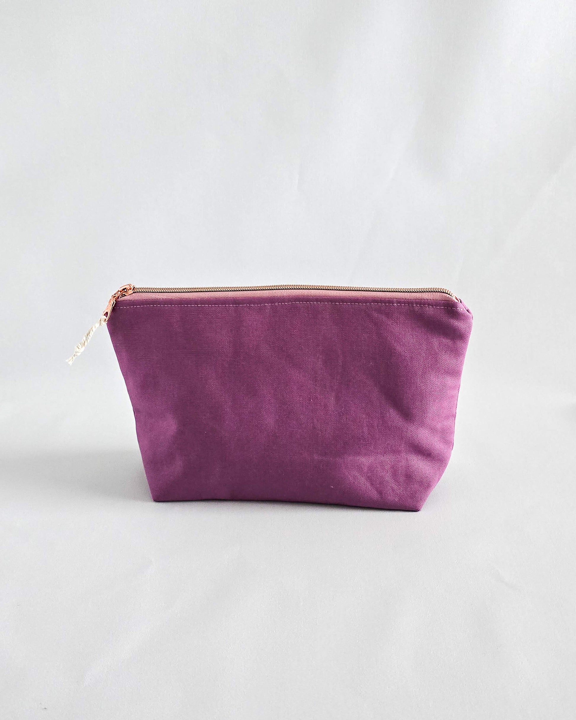 Canvas-Projekttasche mit Lavendel-Teetassen-Innenstoff – Nadelmikado, handgenäht in Bayern