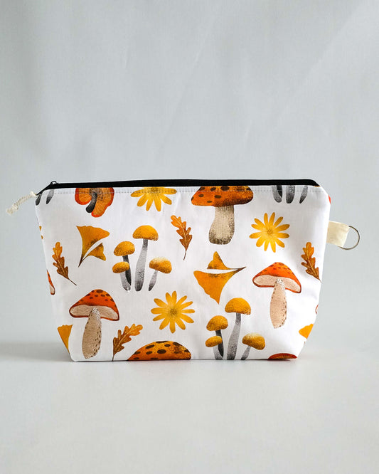 Isvind Bag Golden Mushrooms – Projekttasche mit Pilzmotiv, handgenäht in Bayern von Nadelmikado