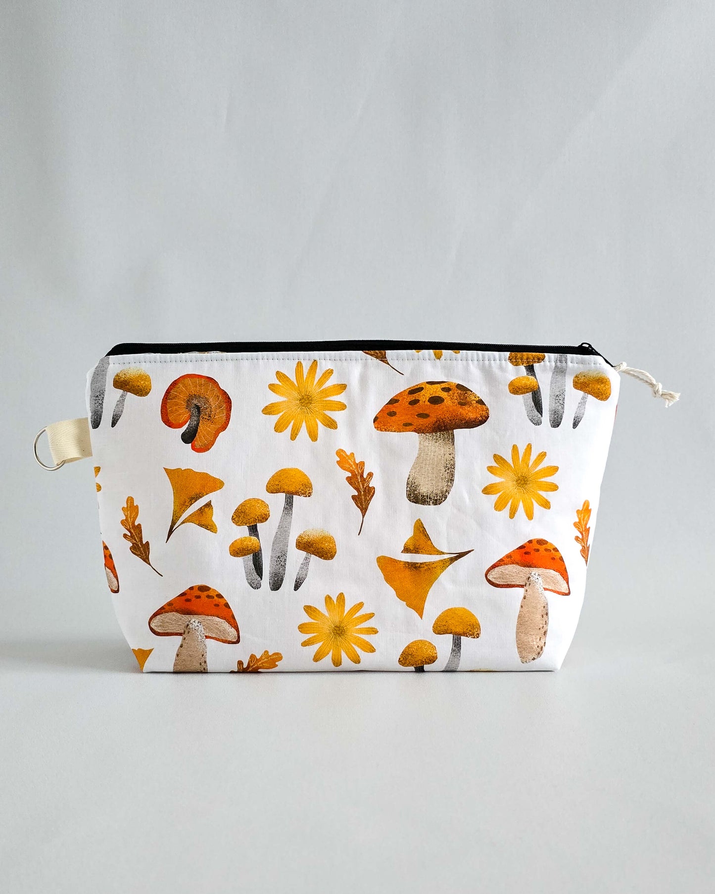 Isvind Bag Golden Mushrooms – Projekttasche mit Pilzmotiv, handgenäht in Bayern von Nadelmikado