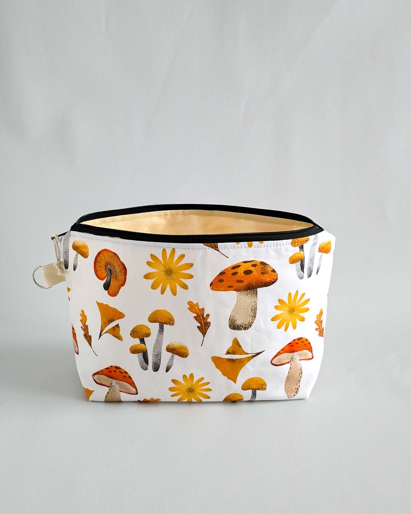 Isvind Bag Golden Mushrooms – Projekttasche mit Pilzmotiv, handgenäht in Bayern von Nadelmikado