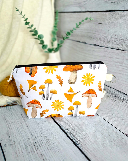 Isvind Bag Golden Mushrooms – Projekttasche mit Pilzmotiv, handgenäht in Bayern von Nadelmikado