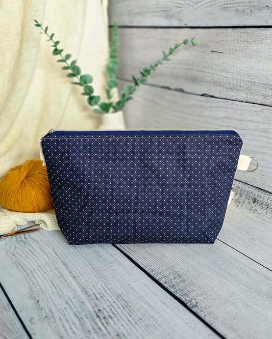 Isvind Bag Midnight Dots – Projekttasche in Dunkelblau mit feinen Punkten, handgenäht in Bayern von Nadelmikado