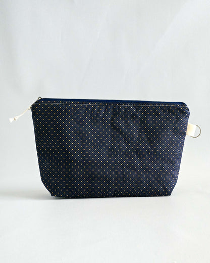 Isvind Bag Midnight Dots – Projekttasche in Dunkelblau mit feinen Punkten, handgenäht in Bayern von Nadelmikado