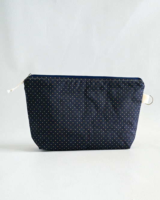 Isvind Bag Midnight Dots – Projekttasche in Dunkelblau mit feinen Punkten, handgenäht in Bayern von Nadelmikado