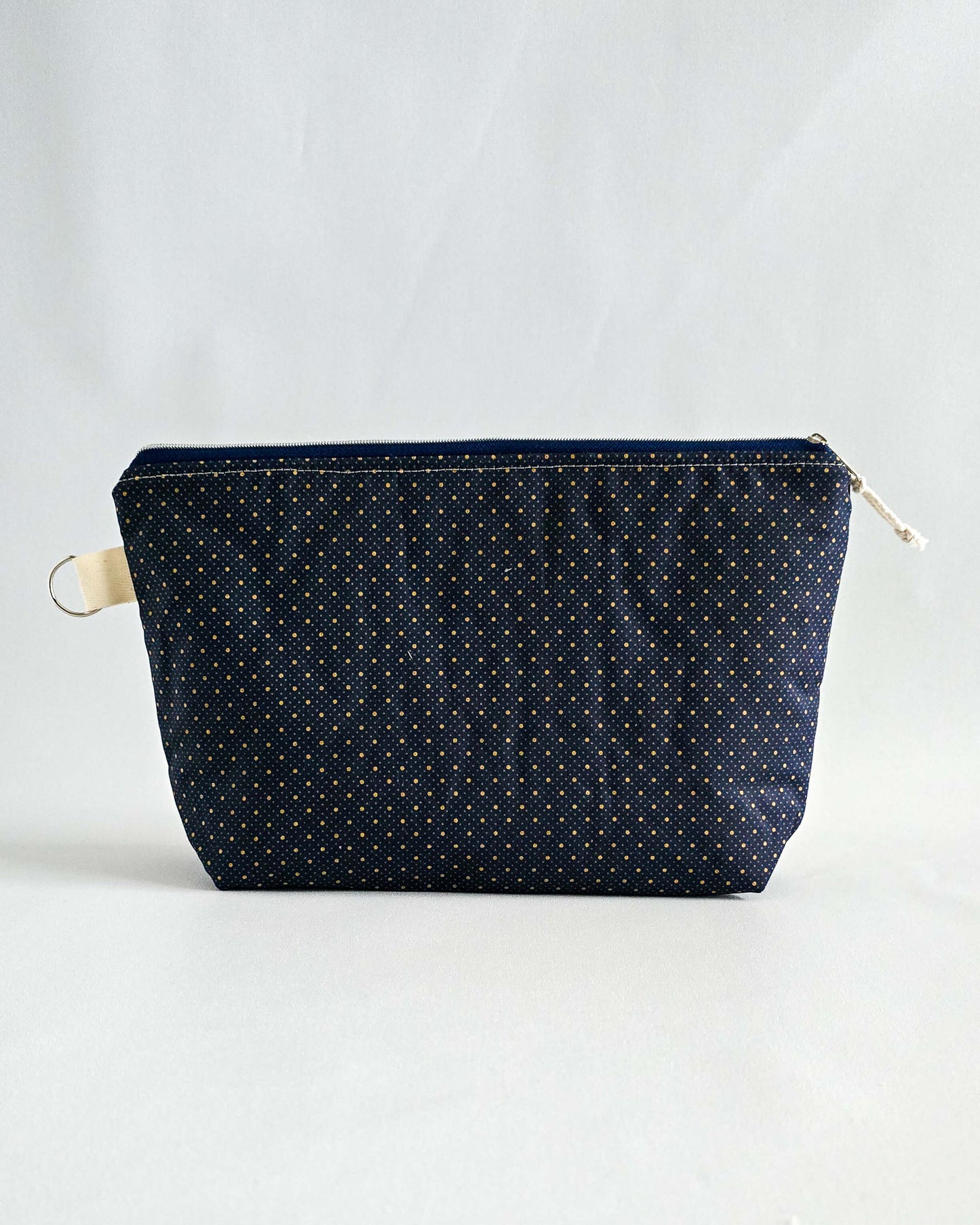 Isvind Bag Midnight Dots – Projekttasche in Dunkelblau mit feinen Punkten, handgenäht in Bayern von Nadelmikado