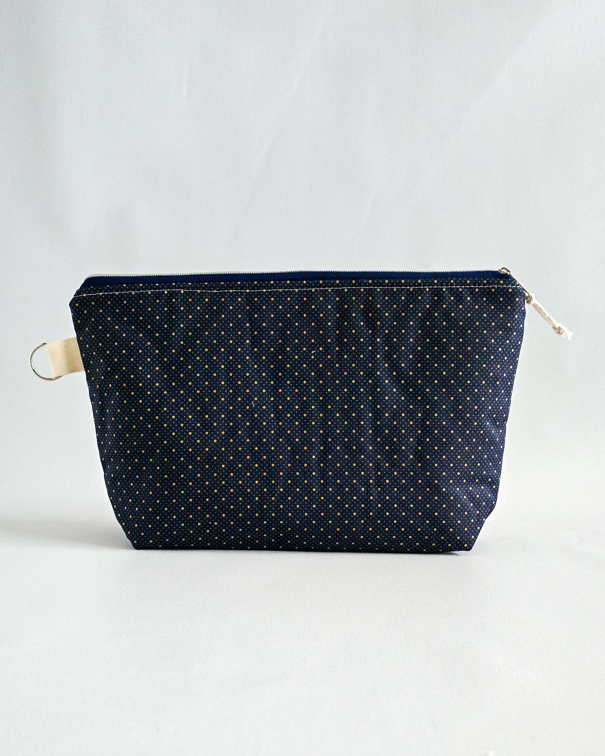Isvind Bag Midnight Dots – Projekttasche in Dunkelblau mit feinen Punkten, handgenäht in Bayern von Nadelmikado
