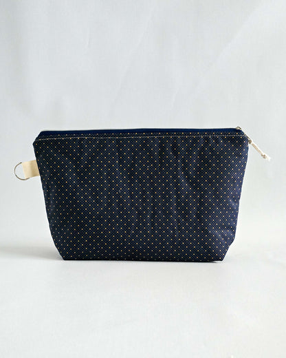 Isvind Bag Midnight Dots – Projekttasche in Dunkelblau mit feinen Punkten, handgenäht in Bayern von Nadelmikado