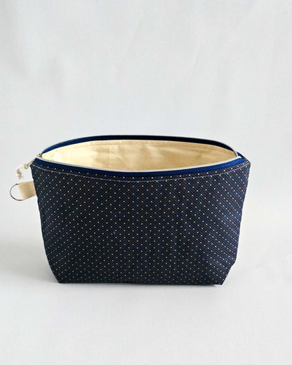 Isvind Bag Midnight Dots – Projekttasche in Dunkelblau mit feinen Punkten, handgenäht in Bayern von Nadelmikado