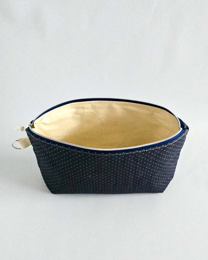 Isvind Bag Midnight Dots – Projekttasche in Dunkelblau mit feinen Punkten, handgenäht in Bayern von Nadelmikado