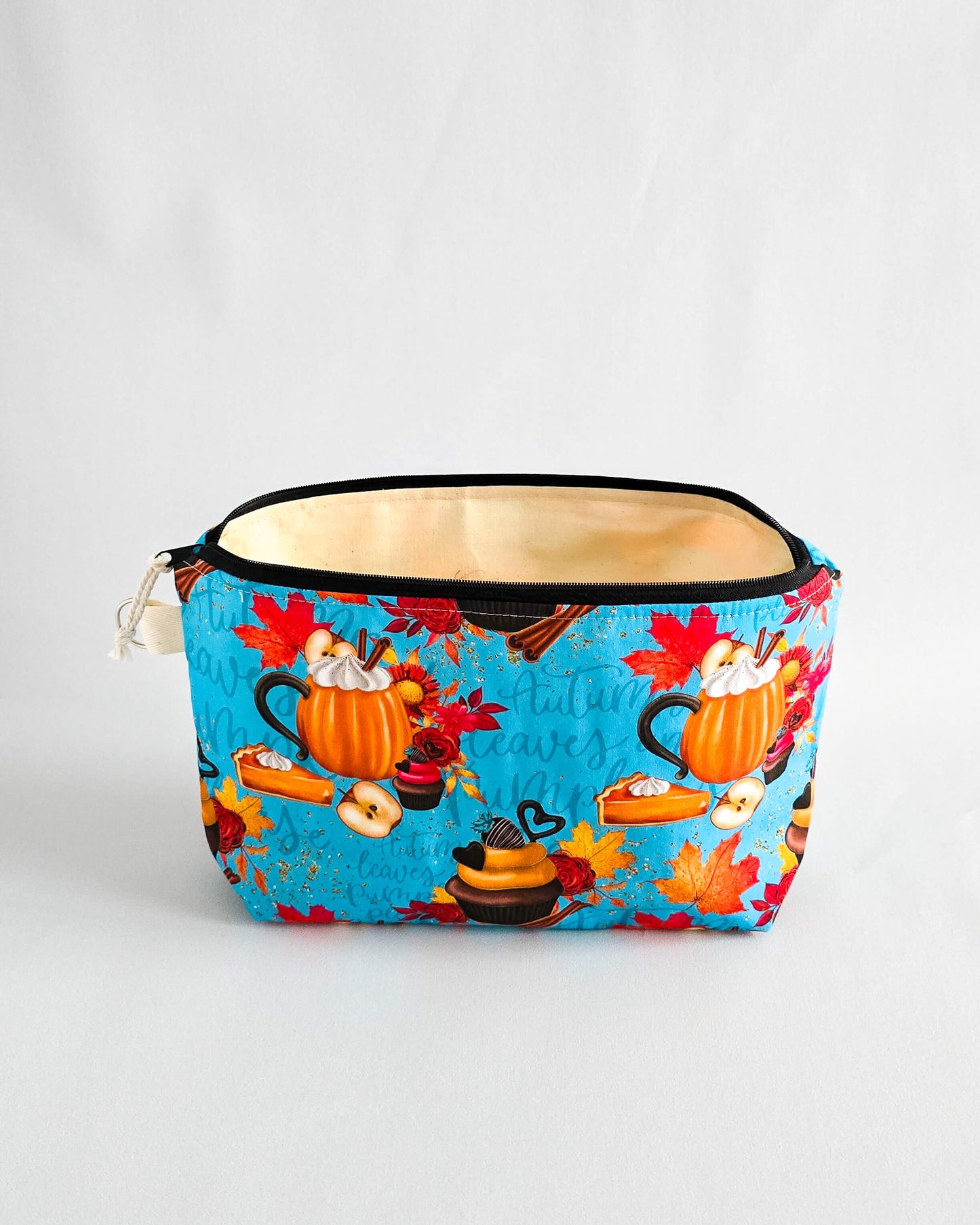 Isvind Bag Pumpkin Spice Season – Projekttasche mit Kürbis-Design, handgenäht in Bayern von Nadelmikado