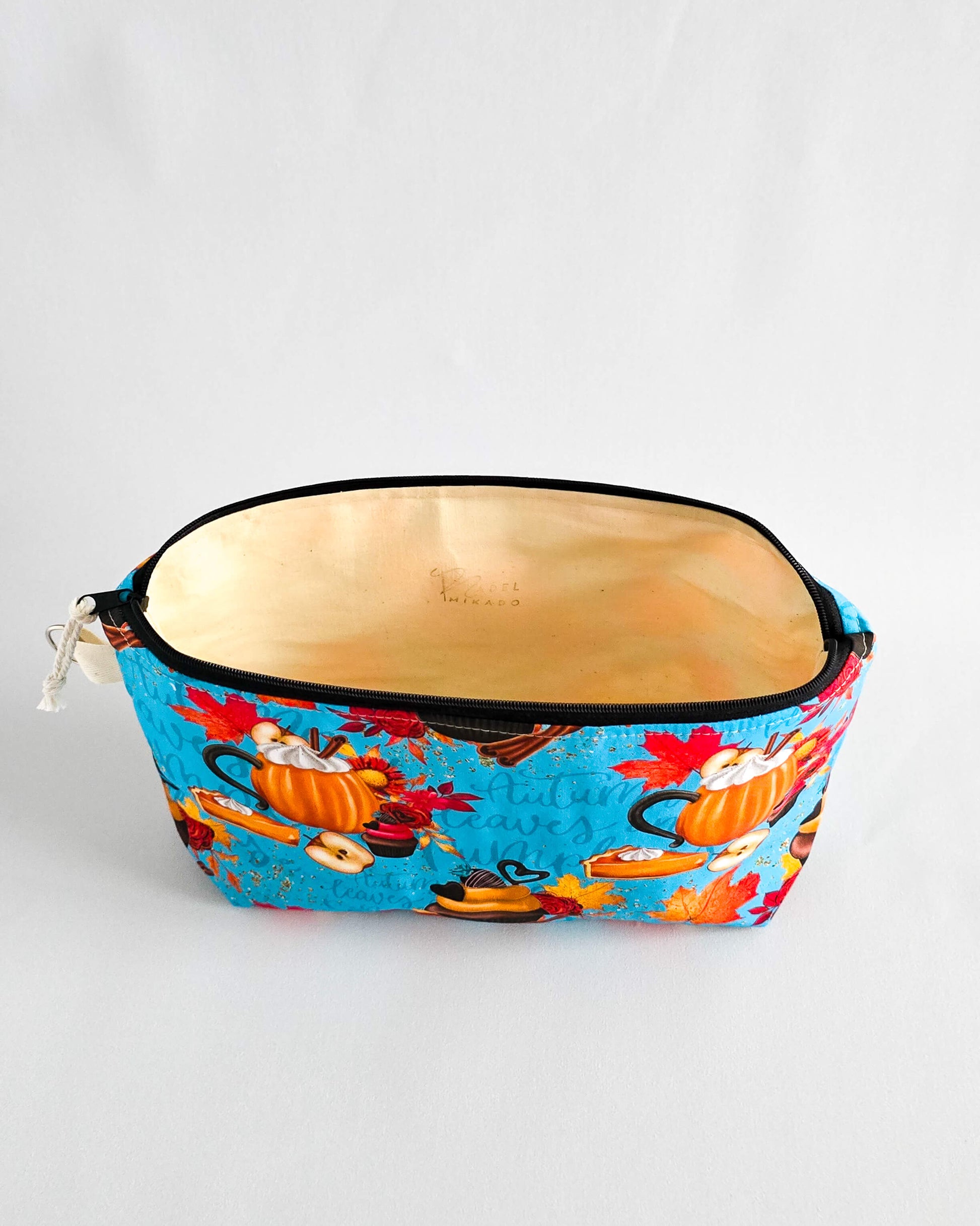 Isvind Bag Pumpkin Spice Season – Projekttasche mit Kürbis-Design, handgenäht in Bayern von Nadelmikado