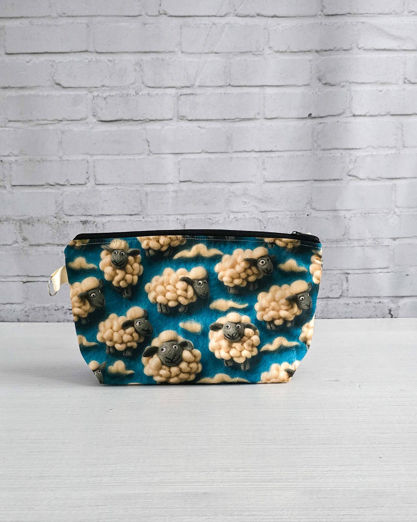 Isvind Bag S Projekttasche mit Schäfchenmotiv - handgenäht in Bayern von Nadelmikado