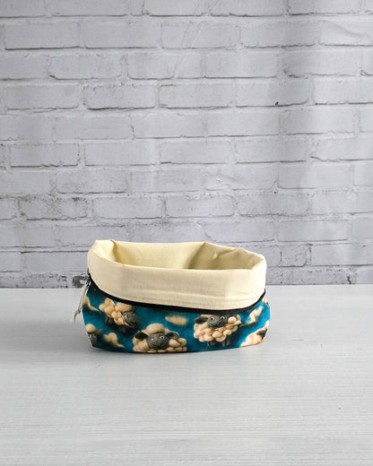 Isvind Bag S Projekttasche mit Schäfchenmotiv - handgenäht in Bayern von Nadelmikado