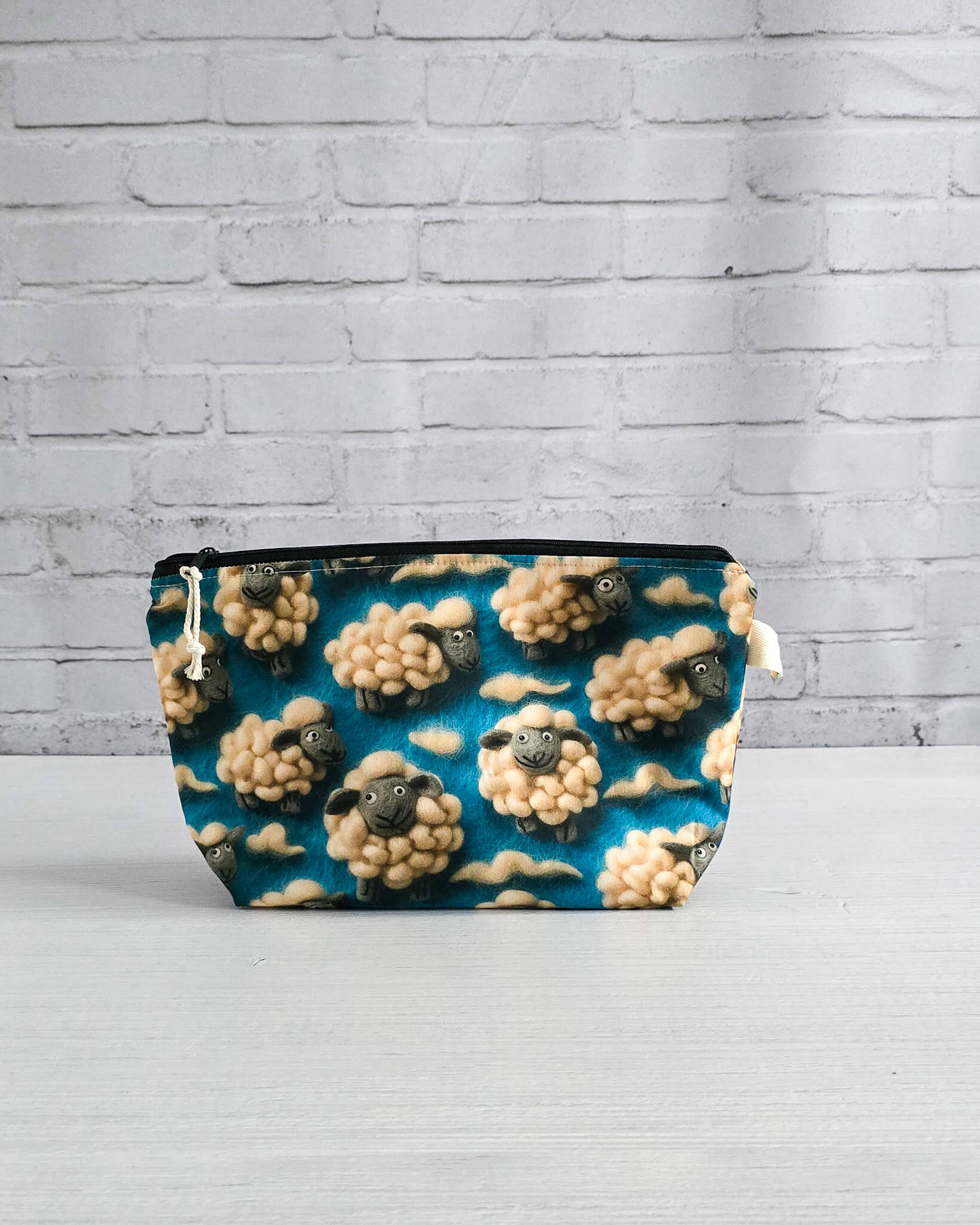 Isvind Bag S Projekttasche mit Schäfchenmotiv - handgenäht in Bayern von Nadelmikado