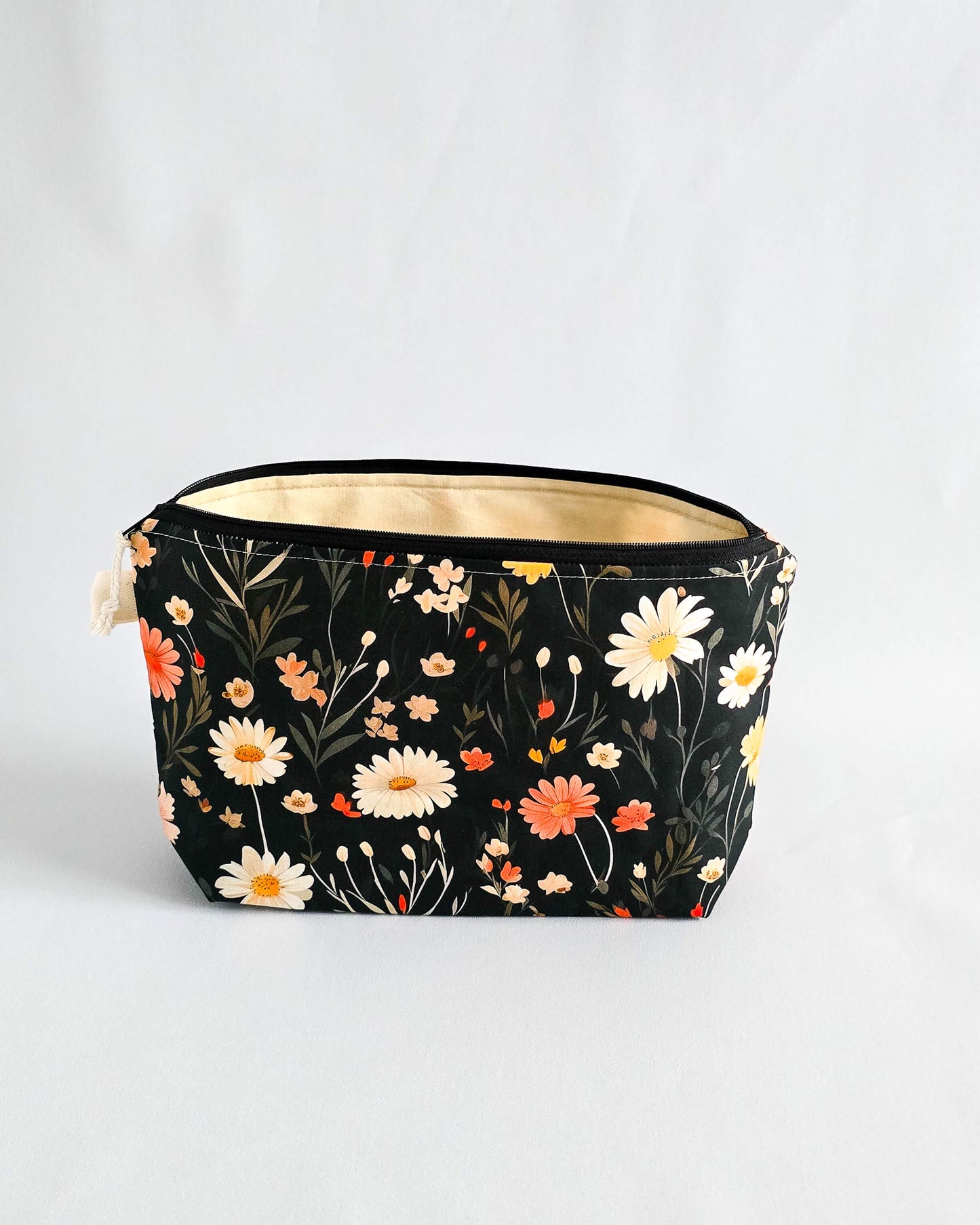 Isvind Bag Wild Meadow – Projekttasche mit Blumenmuster, handgenäht in Bayern von Nadelmikado
