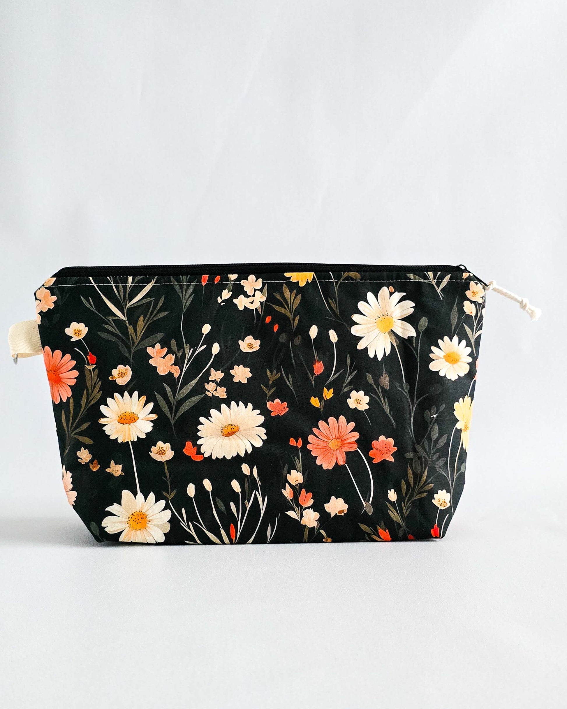 Isvind Bag Wild Meadow – Projekttasche mit Blumenmuster, handgenäht in Bayern von Nadelmikado