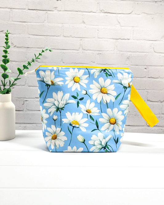 Projekttasche Isvind M Gänseblümchen blau handgenäht Bayern von Nadelmikado