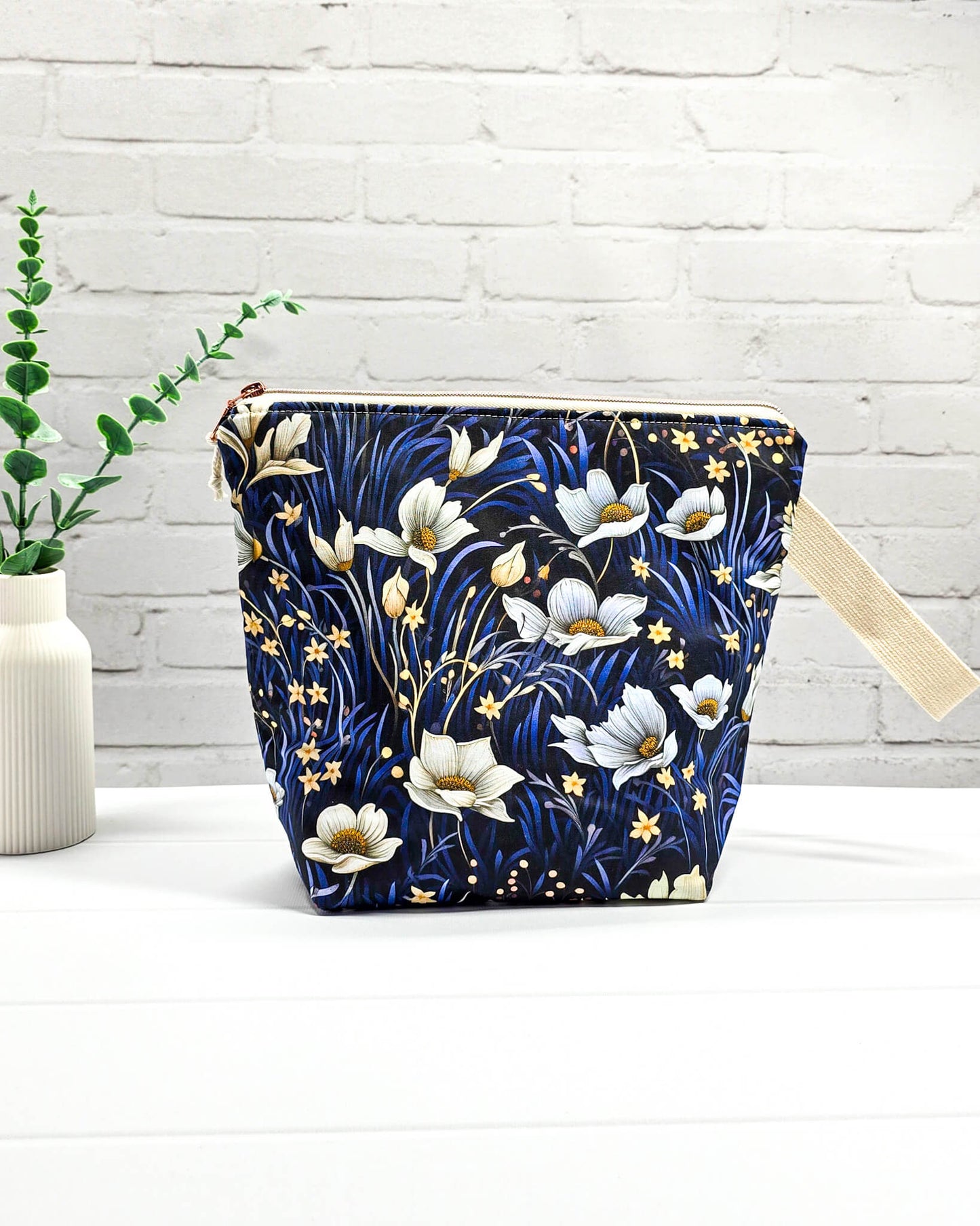 Projekttasche mittel floral blau Reißverschluss - handgenäht in Bayern von Nadelmikado