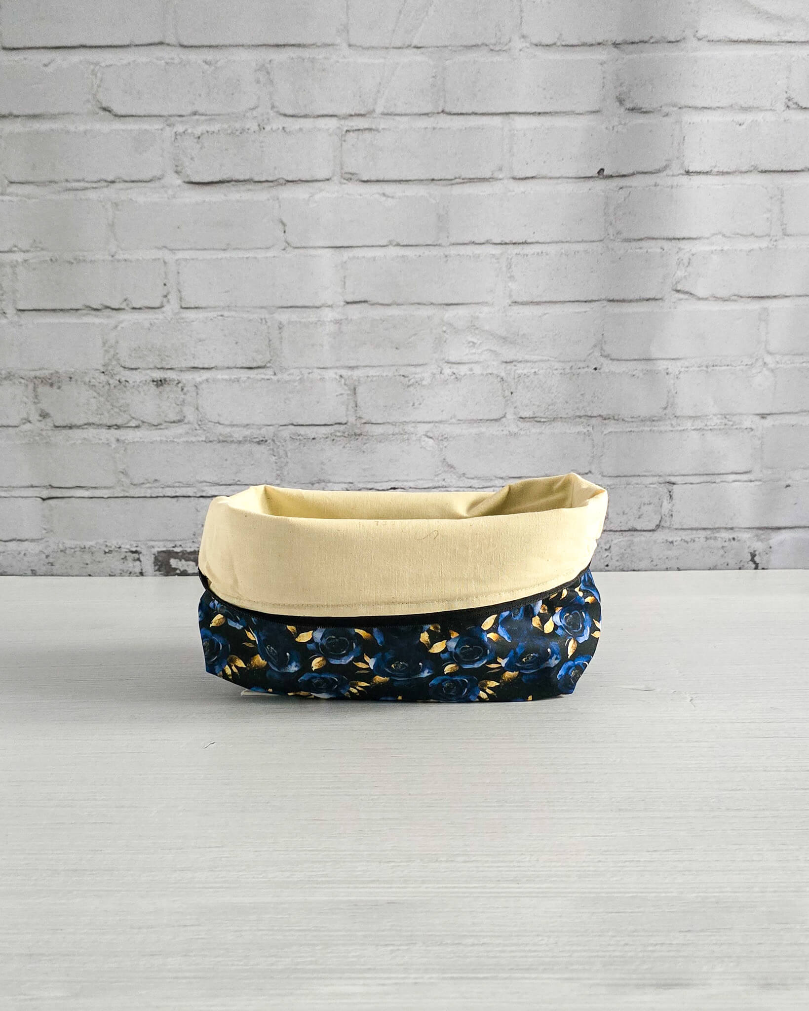 Isvind Projekttasche mit blauem Rosenmuster und goldenen Akzenten - handgenäht in Bayern von Nadelmikado