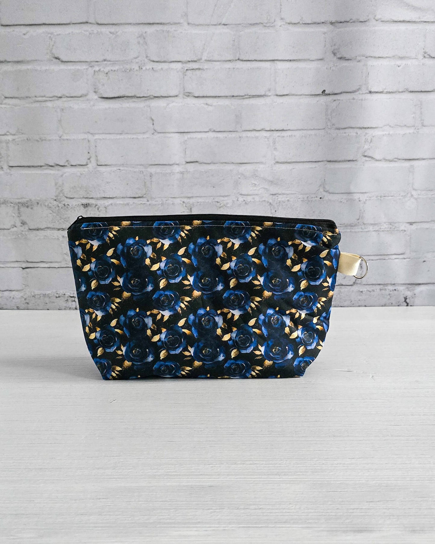 Isvind Projekttasche mit blauem Rosenmuster und goldenen Akzenten - handgenäht in Bayern von Nadelmikado