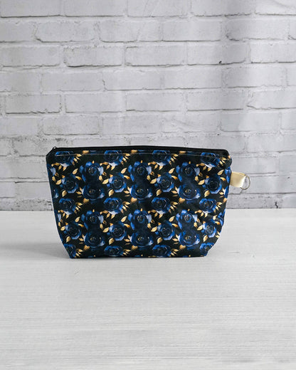 Isvind Projekttasche mit blauem Rosenmuster und goldenen Akzenten - handgenäht in Bayern von Nadelmikado