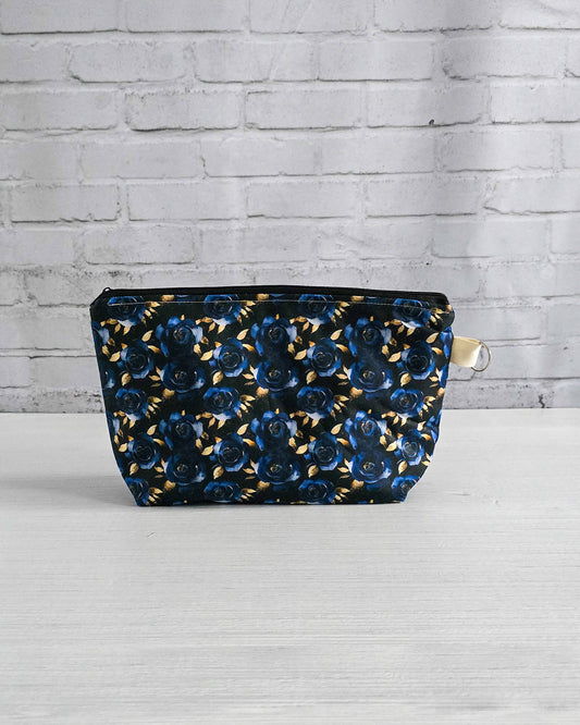 Isvind Projekttasche mit blauem Rosenmuster und goldenen Akzenten - handgenäht in Bayern von Nadelmikado