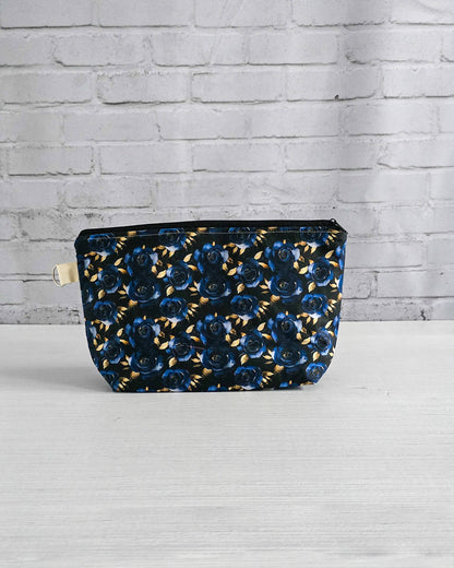 Isvind Projekttasche mit blauem Rosenmuster und goldenen Akzenten - handgenäht in Bayern von Nadelmikado