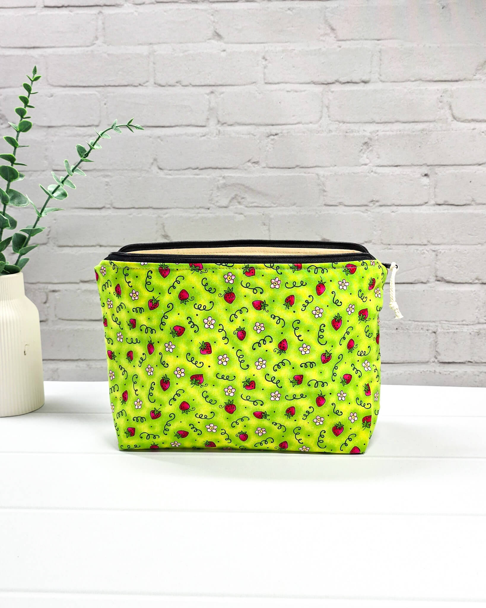 Isvind Projekttasche S mit Erdbeermotiv - handgenäht in Bayern von Nadelmikado