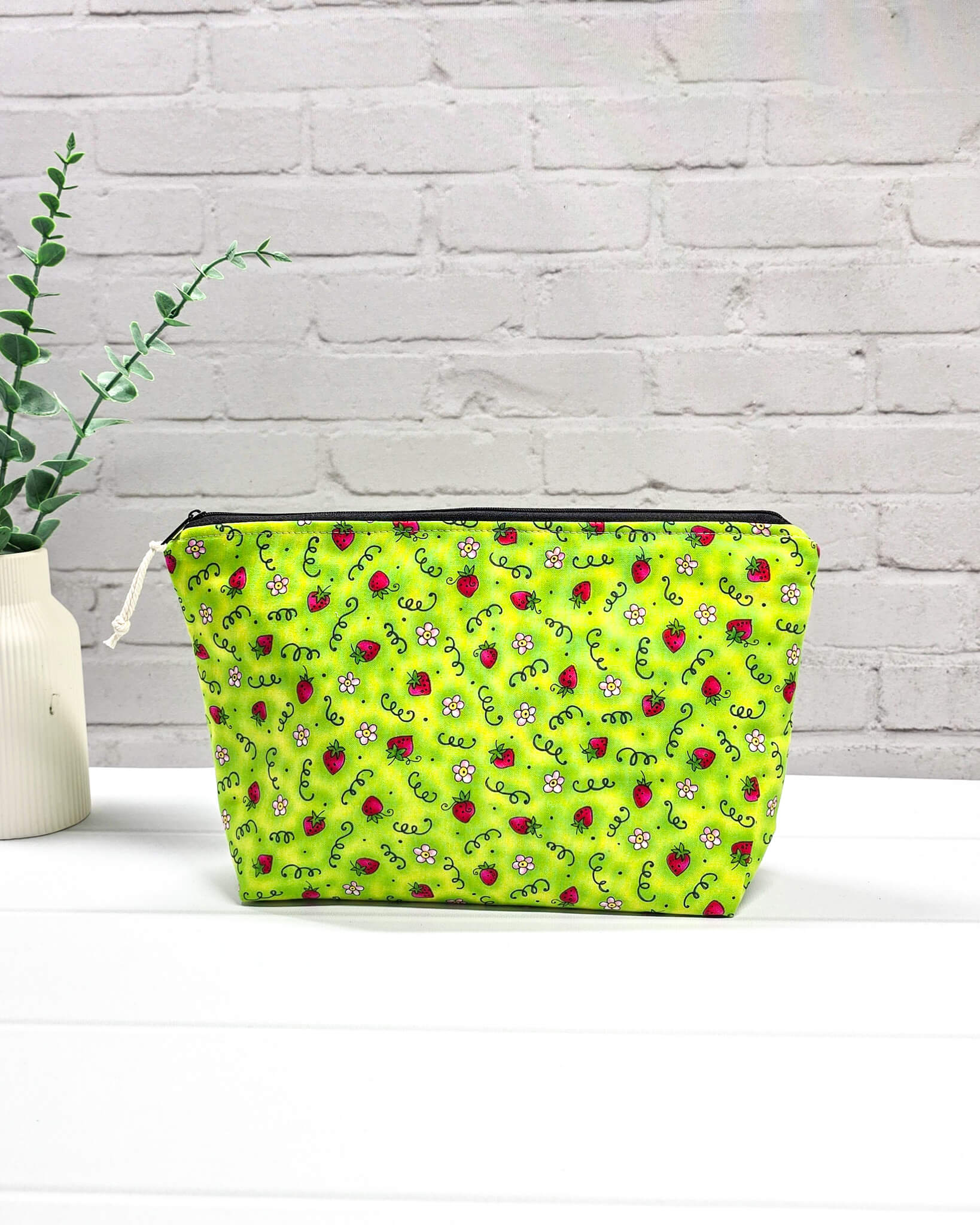 Isvind Projekttasche S mit Erdbeermotiv - handgenäht in Bayern von Nadelmikado