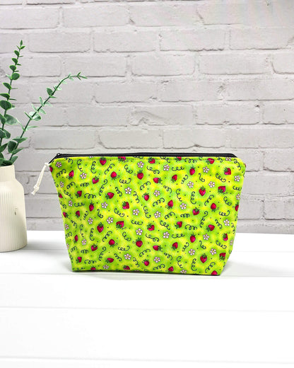 Isvind Projekttasche S mit Erdbeermotiv - handgenäht in Bayern von Nadelmikado