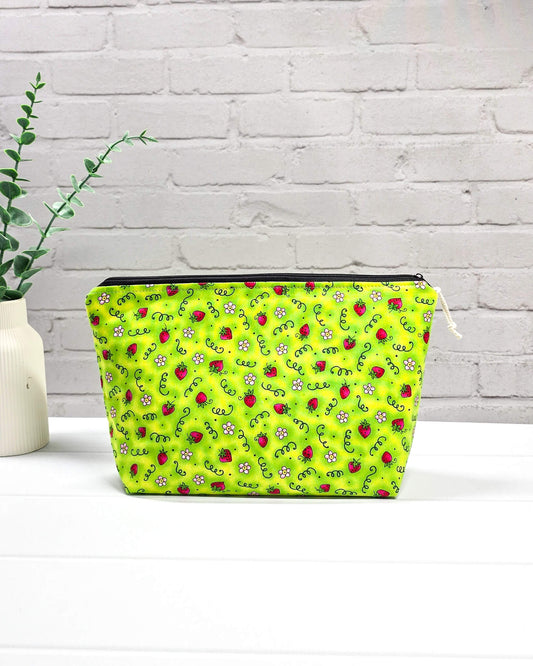 Isvind Projekttasche S mit Erdbeermotiv - handgenäht in Bayern von Nadelmikado