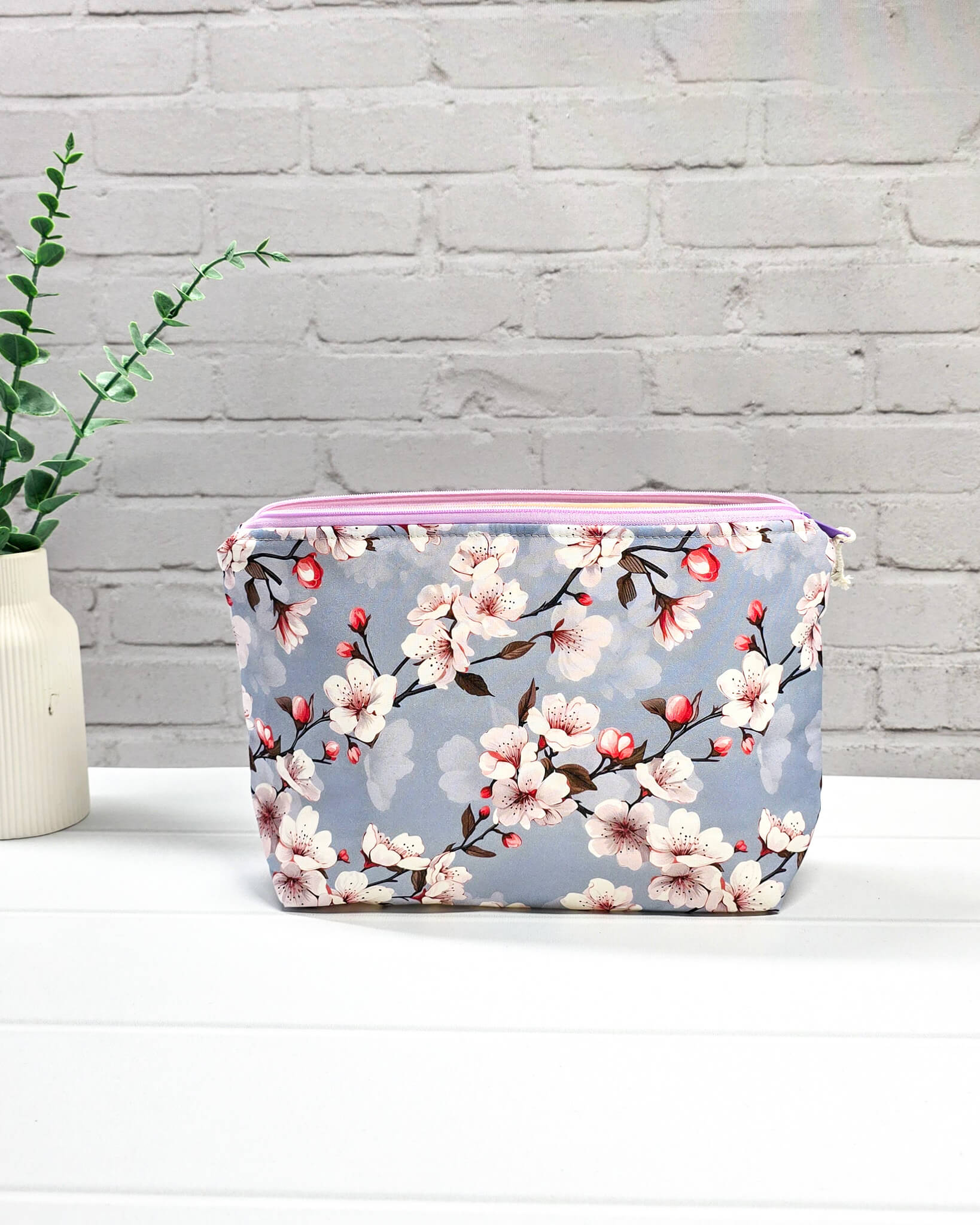 Isvind Projekttasche S mit Kirschblütenmotiv - handgenäht in Bayern von Nadelmikado