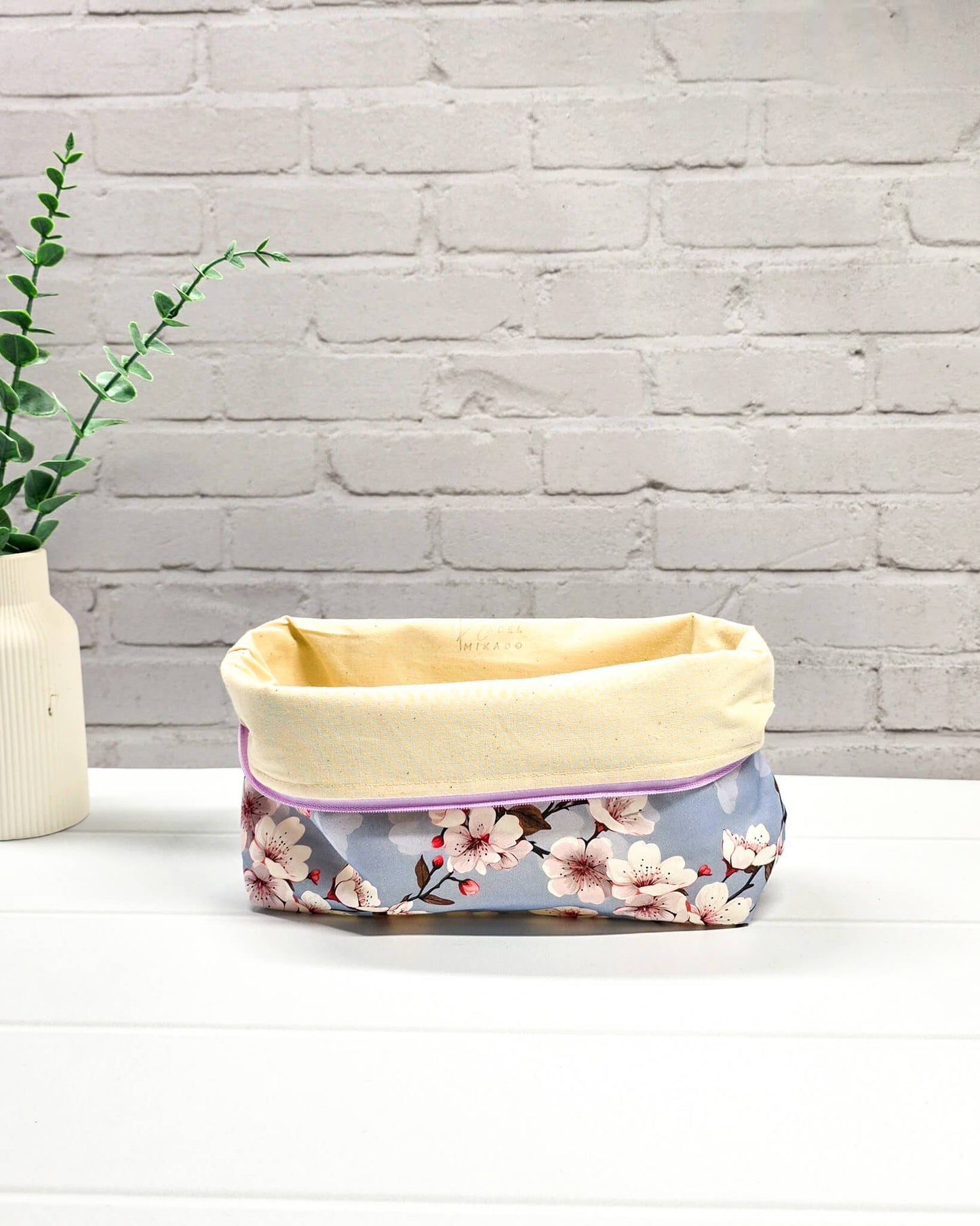 Isvind Projekttasche S mit Kirschblütenmotiv - handgenäht in Bayern von Nadelmikado