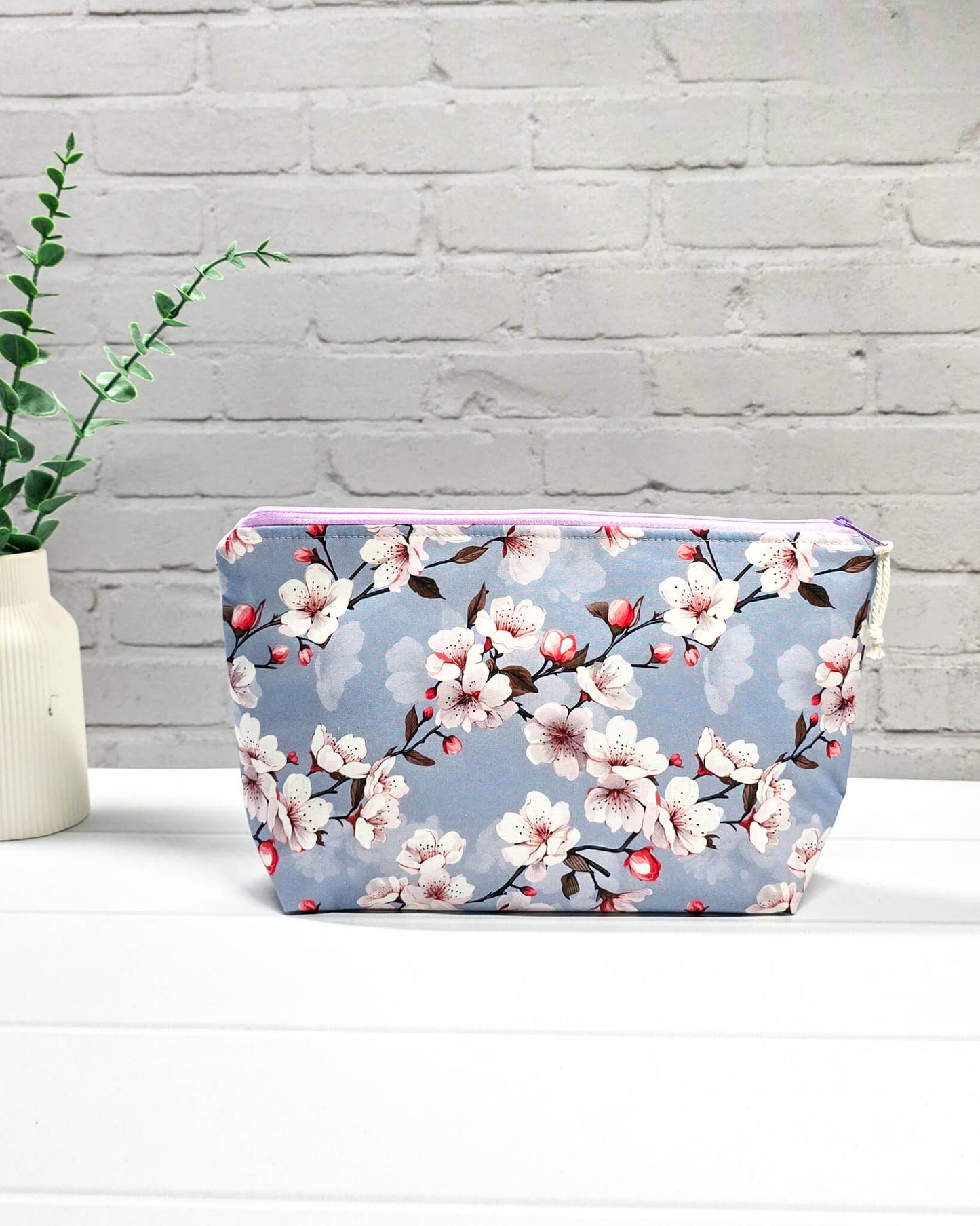 Isvind Projekttasche S mit Kirschblütenmotiv - handgenäht in Bayern von Nadelmikado