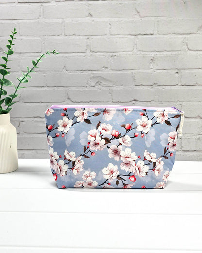 Isvind Projekttasche S mit Kirschblütenmotiv - handgenäht in Bayern von Nadelmikado