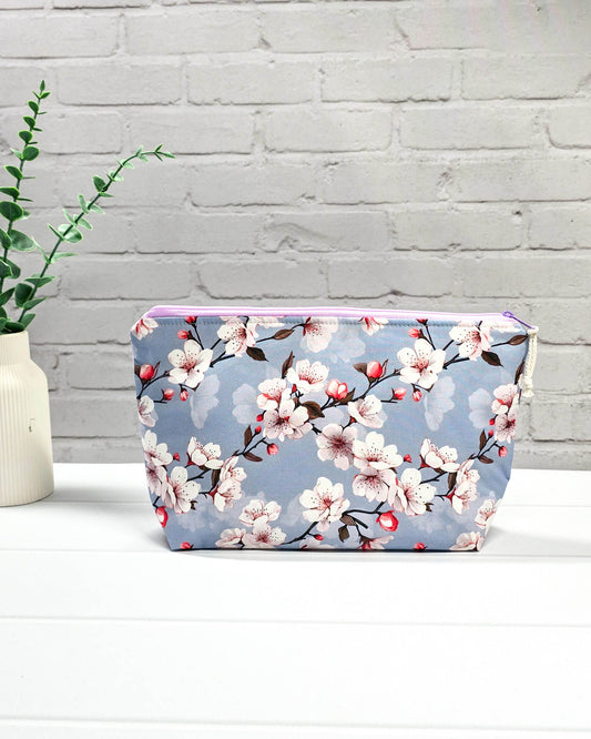Isvind Projekttasche S mit Kirschblütenmotiv - handgenäht in Bayern von Nadelmikado
