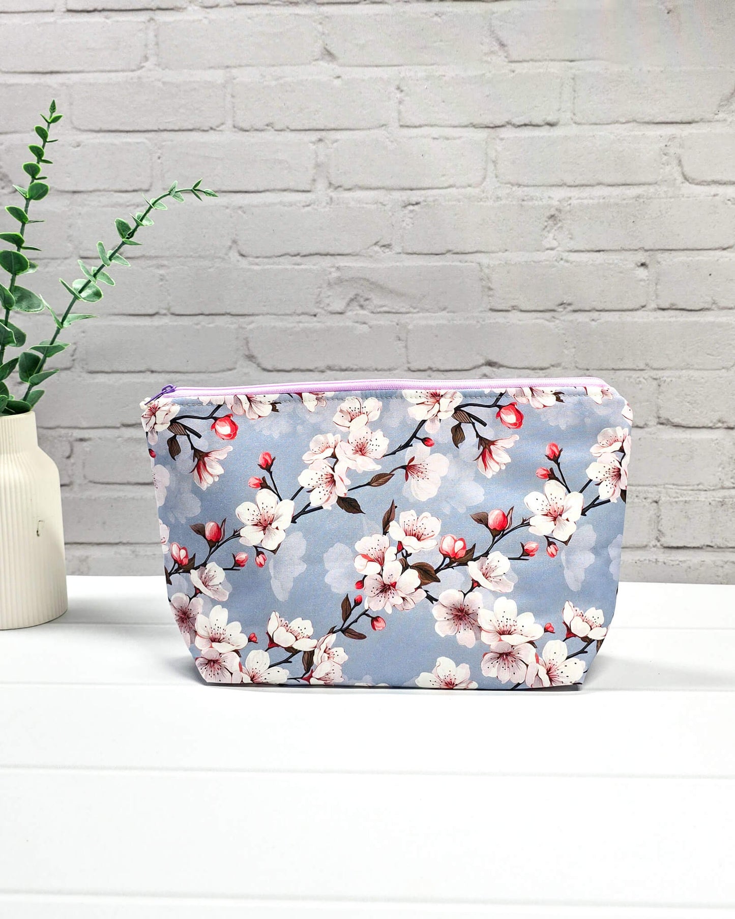 Isvind Projekttasche S mit Kirschblütenmotiv - handgenäht in Bayern von Nadelmikado