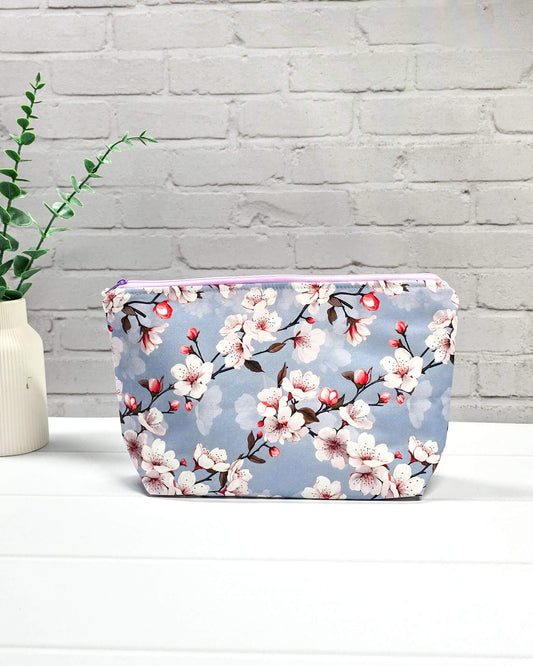 Isvind Projekttasche S mit Kirschblütenmotiv - handgenäht in Bayern von Nadelmikado