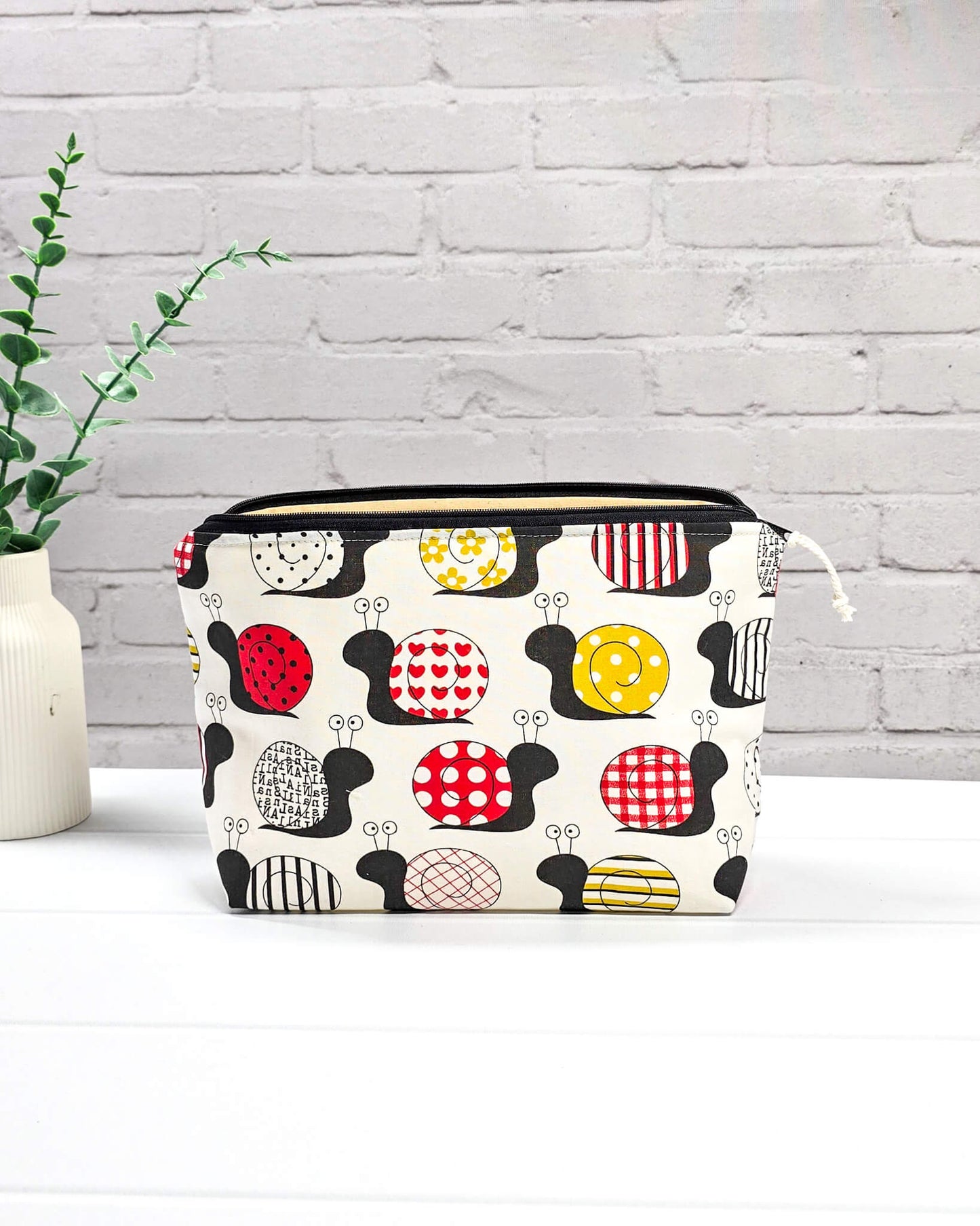 kleine Stricktasche mit Schnecken Design und Reißverschluss - handgenäht in Bayern von Nadelmikado