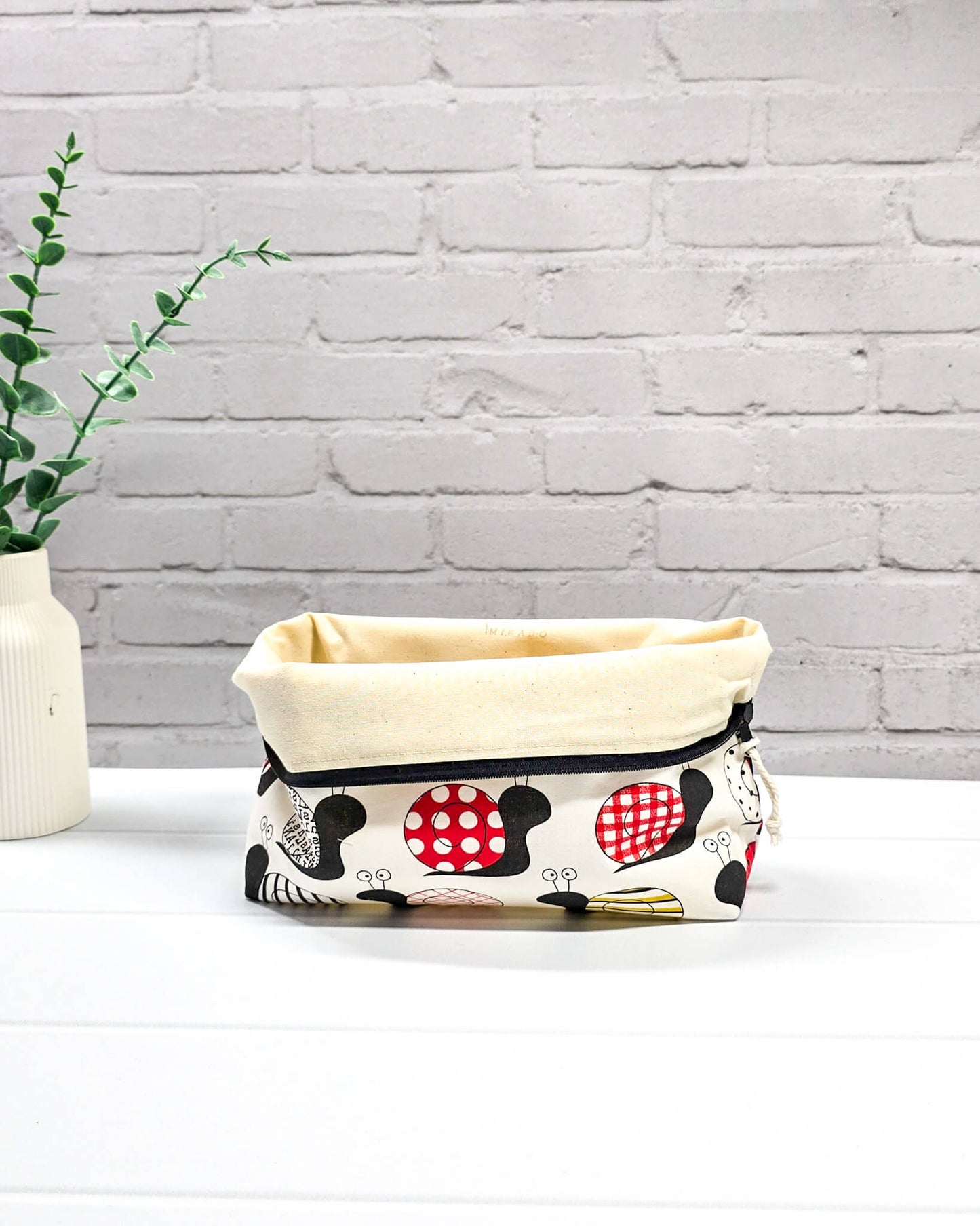 kleine Stricktasche mit Schnecken Design und Reißverschluss - handgenäht in Bayern von Nadelmikado